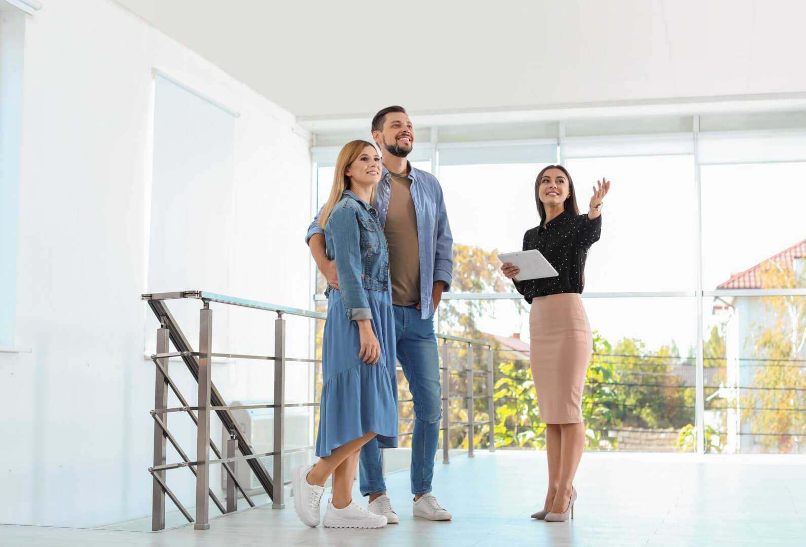 Makler führt Immobilienbesichtigung durch
